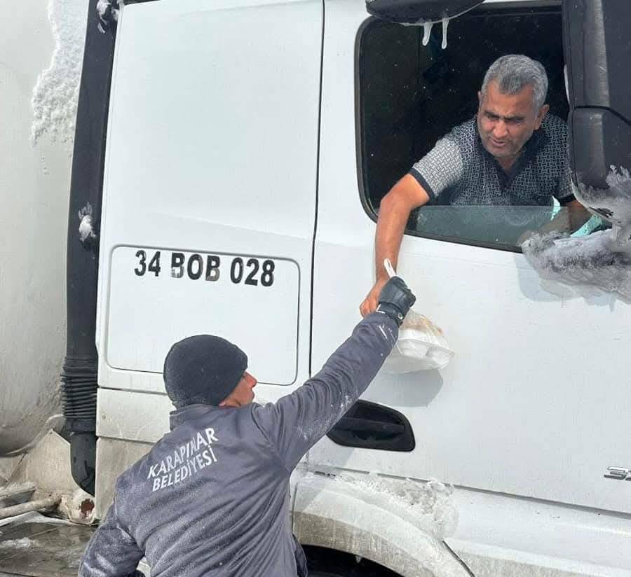 Konya’da bir düğün sahibi yolda kalanlar için yaptığıyla gönülleri fethetti 9